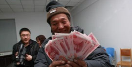 昨日上午,石家庄市桥东区法院为27名来自藁城市的农民工集中发放了