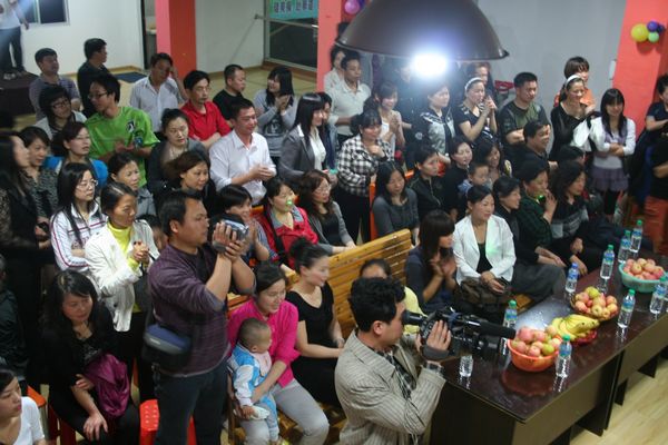 本网讯 4月29日,金三角健身俱乐部举行周年庆典晚会,会上安排有演出、会员互动、抽大奖、颁奖、礼包大派送等活动。颁发了年度最佳坚持奖、最佳肌肉奖、最佳增肌效果奖、最佳瘦身效果奖、最佳搭档奖。 此次活动主要为健身会员提供展示的平台,除俱乐部安排的演出活动外,邀请了会员表演自节目。 晚会得到了莲花俏佳人、米兰新娘婚纱和金手发型设计的大力支持。(小建 编辑)