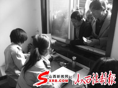 柳林县公安局上门为职工群众办理摩托车注册登