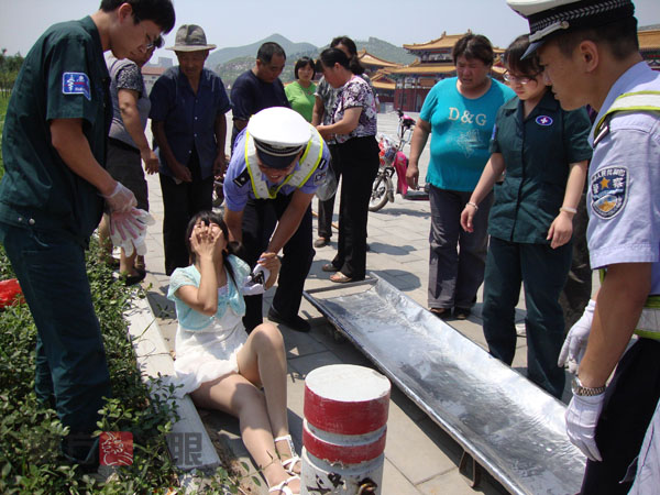 (图)学生骑车打闹+后座<em>女孩摔倒</em>骨折