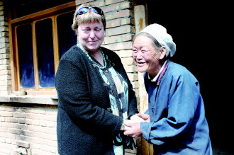 洋大妈走进小山村,岷县热点,岷县之窗
