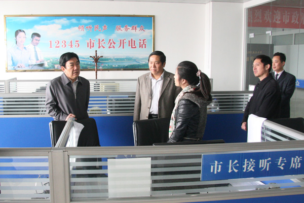 曹存正在漯河市长热线中心看望慰问工作人员,