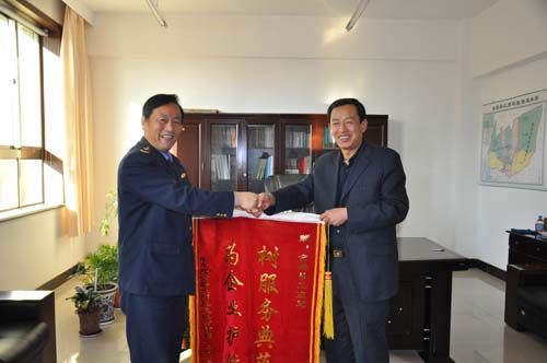 金塔县工商局积极服务企业发展获赠锦旗,金塔