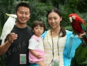 50岁 吴若甫 两岁女儿曝光  妻子 刘莎小其23岁_