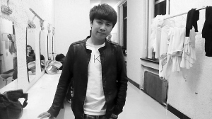 艺名叫小吉林的二人转演员也报名参加唱红歌