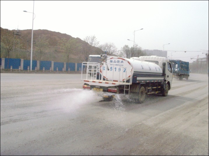 一家工地专门找来洒水车在该工地出入.记者