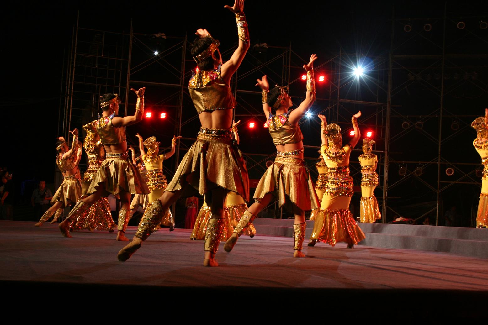 永远跟党走大型文艺晚会在凌河广场演出,凌源