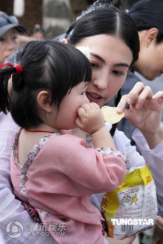 张柏芝《<em>河东狮吼</em>2》片场怀抱3岁<em>宝宝</em> 母爱尽