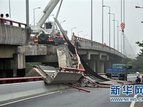 钱江三桥塌陷瞬间 宝马车主感叹躲过一劫