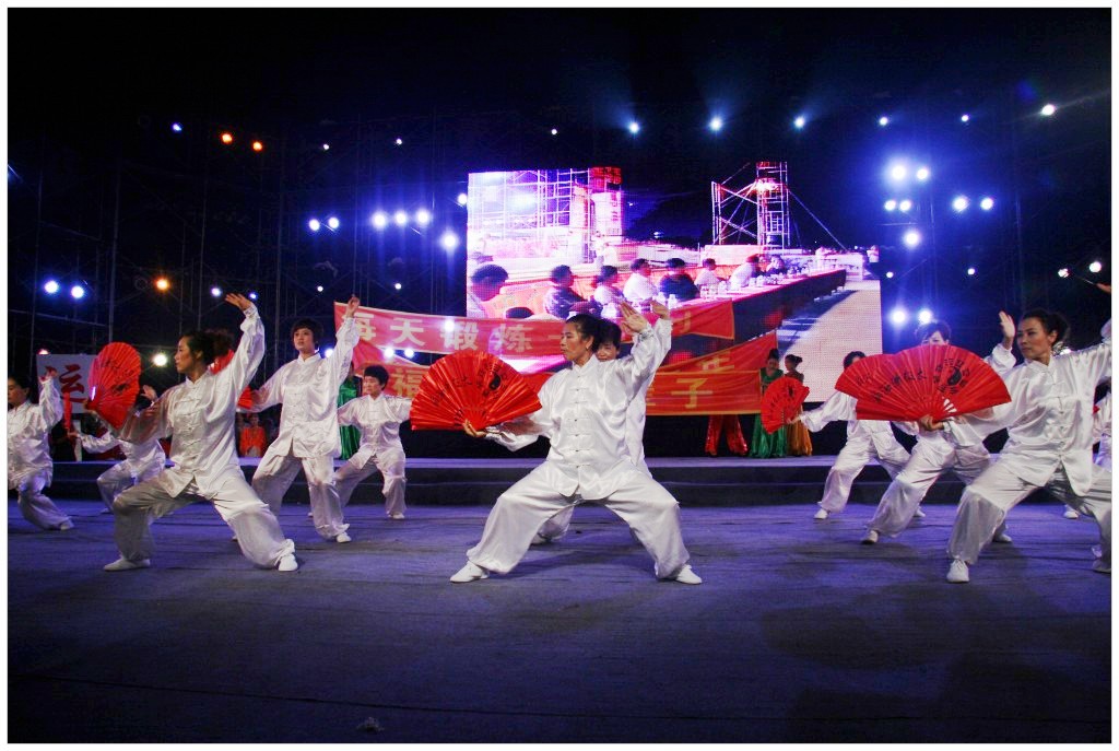 白衣天使展才艺 凌源之夏舞太极,凌源热点,凌源在线