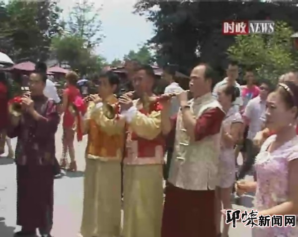 "据介绍,吹唢呐吹的曲子叫迎亲调,从新郎上马新娘上轿就开始吹,一直把