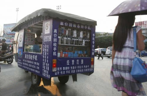 手机用品店开在三轮车上