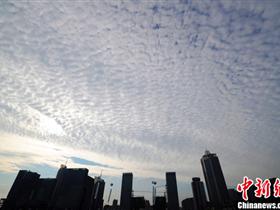 南京受“梅花”外围影响 上空云层变化多端(图)