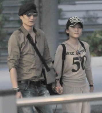 宁城在线--胡东与妻子十指紧扣 亲自把车门做好