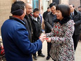 汝州市委常委、宣传部部长赵红利慰问困难计生家庭