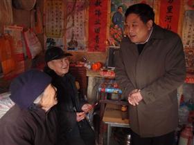 心系群众冷暖 详察民众生活 -高子球春节慰问暖人心