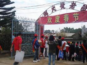 长春高校儋州学子爱心团 慰问家乡孤寡老人
