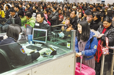 澳门关闸口岸入境大堂内人头涌动,迎接出入境