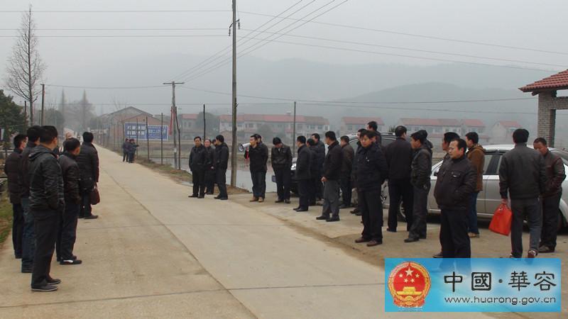 东山镇黄合村水稻集中育秧现场; 华容县