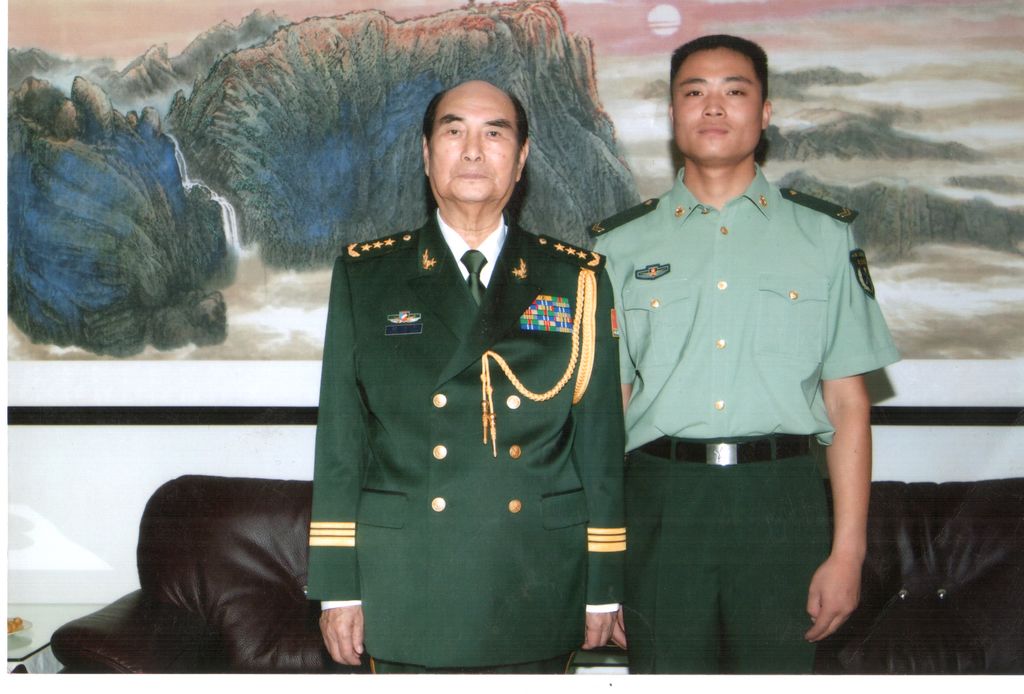 他给张万年将军当过警卫员