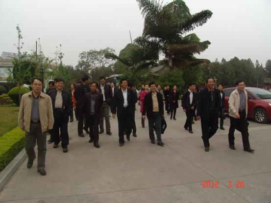 广州市番禺区教育局领导到建水一中考察交流_