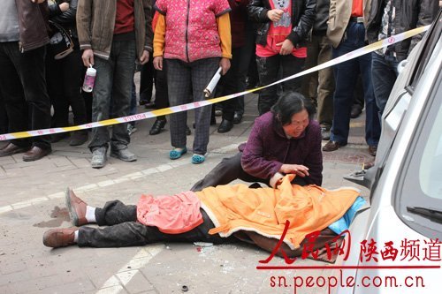 越野<em>女司机倒车</em>失控+收费员被夹两车中不幸亡
