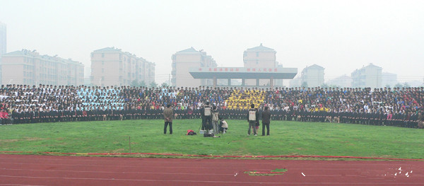 应城一中开展高三学子千人毕业照活动,应城热