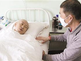 两个孩子还小,父母需要赡养 白血病男子:我不想放弃!