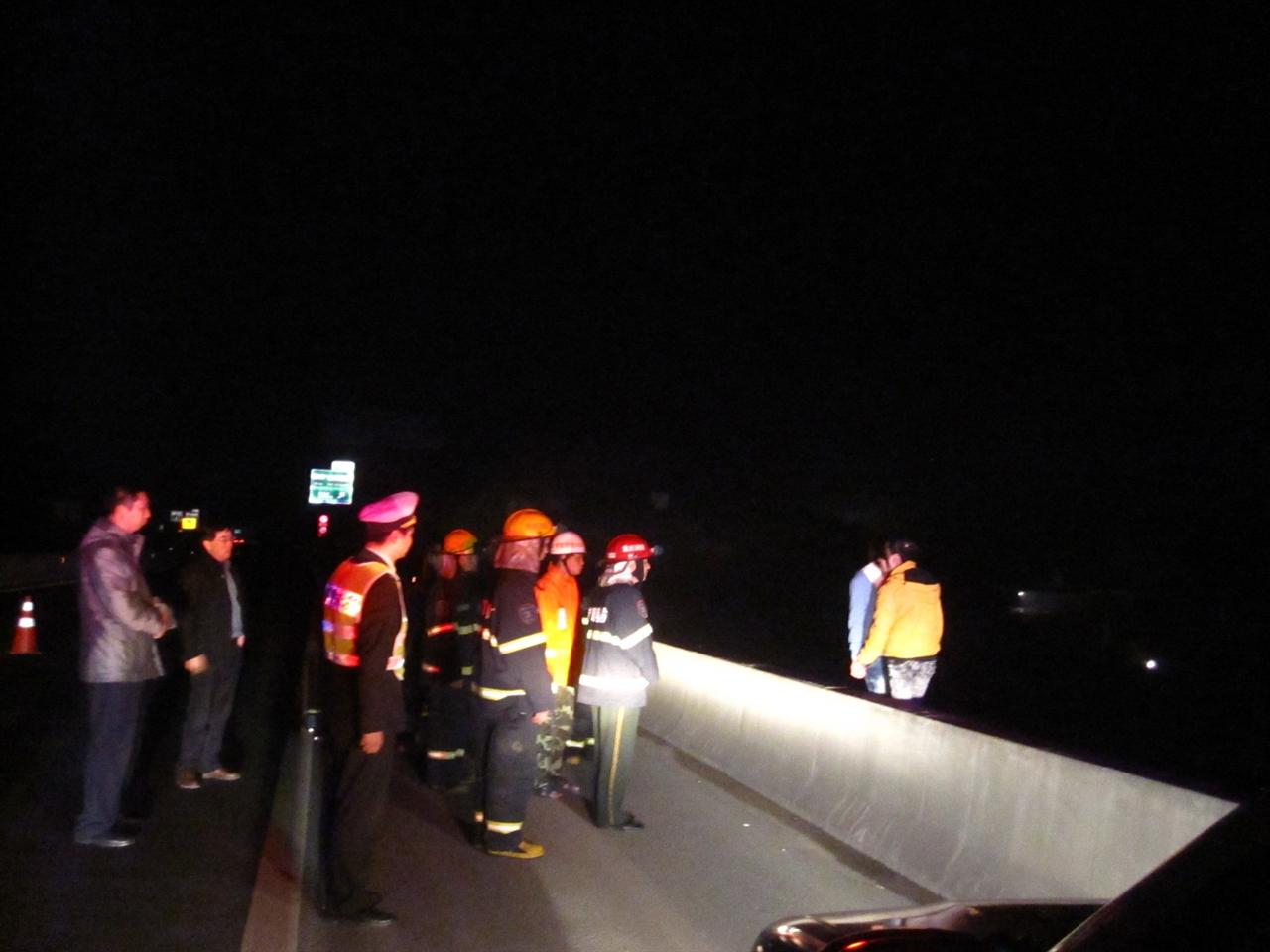 <em>丈夫</em>花心<em>两姐妹</em>相约跳桥 多部门联合火速救人