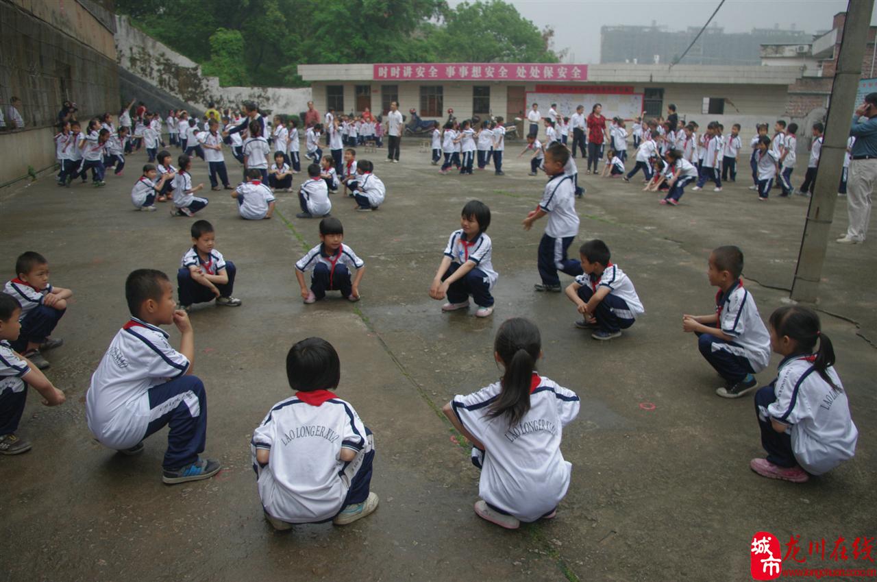 小学校大课间 小场地大活动—小学校开展大课间活动的实践研究