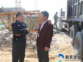 莱阳市公安局送40吨水泥修村路