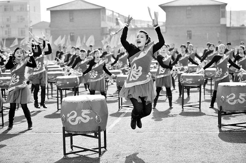 浮山县城关<em>小学女教师</em>组成的鼓舞队伍,临汾热