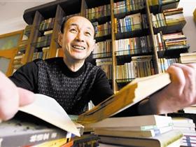 图文:天津滨海新区大港农民藏书家孙文景 大学开讲座
