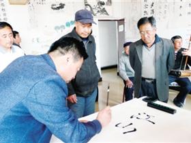 太平山书法协会会员在书法展览上即兴挥毫