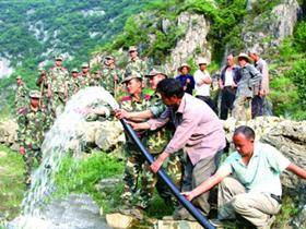 武警安顺支队为罗仙村引水进村
