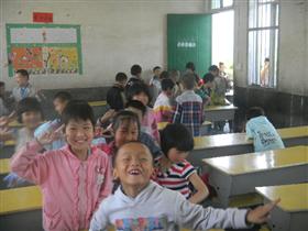 学校换了新桌椅