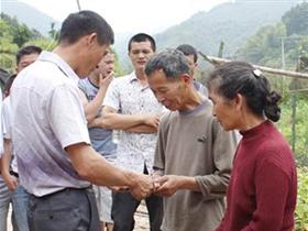 坚强母亲感动众人心 寻乌澄江镇汶口畲族村村民捐款5700多元