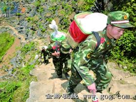 武警长顺县中队官兵当一天“背篼干部”记