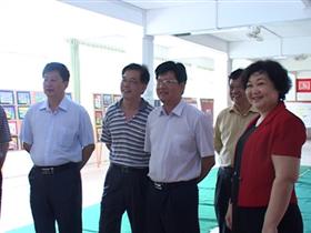市领导参观市第五届中小学师生书画作品巡回展