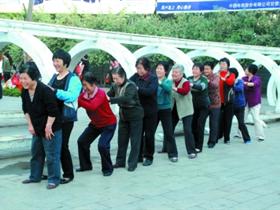 陇南市武都油橄榄基地一支健身队正在做拍打锻炼