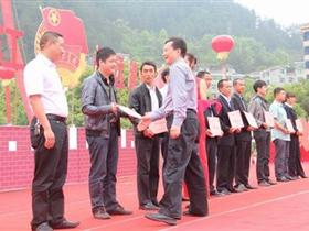 黔江区隆重庆祝中国共青团成立90周年