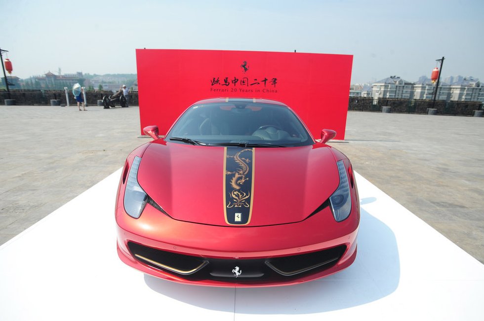这款法拉利跑车是限量版中国龙458跑车,它的价格达到600万,高清图片