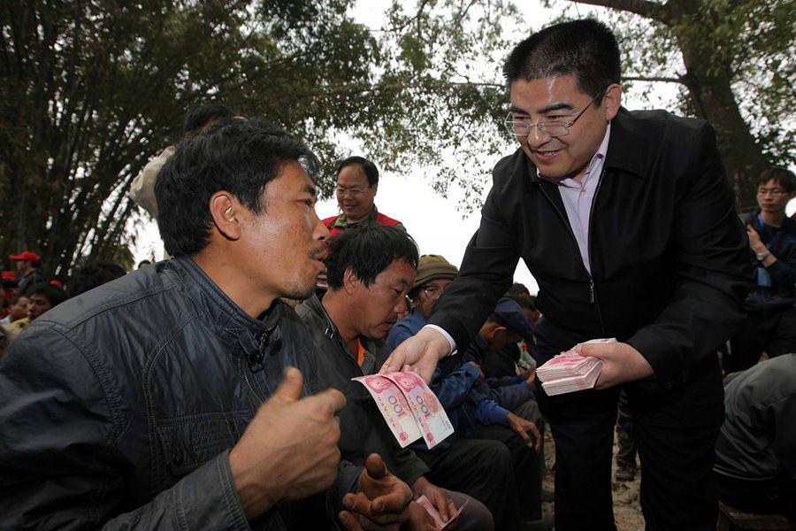 [贴图]陈光标转战盈江发钱 让灾民举捐款合影(