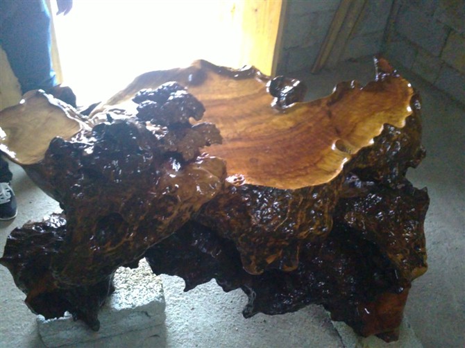 本人有几个红榔木的茶几现要出售。有意思的联