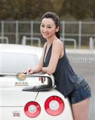 高耸窈窕的素颜美人与日产GTR