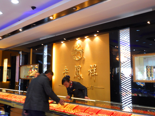 老凤祥银楼五河专卖店 老凤祥靠垄断敛财 上半年日进逾亿元