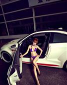 宝马与电眼美女传情