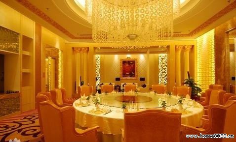 三和大酒店是按三星级标准兴建的一家商务性酒店。酒店位于市中心,地处武安市的繁华地带,地理位置优越,交通便利。 酒店设施齐全,装修豪华典雅,融欧式古典风格和现代设计风格为一体,别俱一格。酒店拥有多种类型的客房共 60余套,大型宴会厅,餐饮包厢24间及多功能厅,大小会议室等。