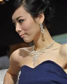 世爵电眼女郎