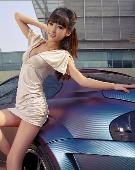 酥胸美女和钢铁怪兽